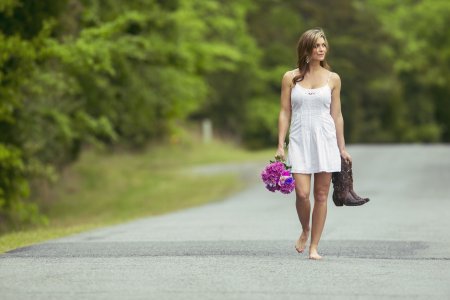 Девушка в платье летом