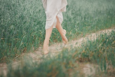 Босиком по траве Эми Хармон