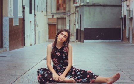 Моника Карнен босиком