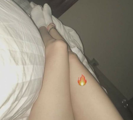 Ножки девушки в кровати