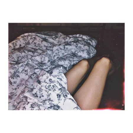 Ноги на кровати в темноте