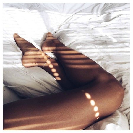 Красивые ноги в постели