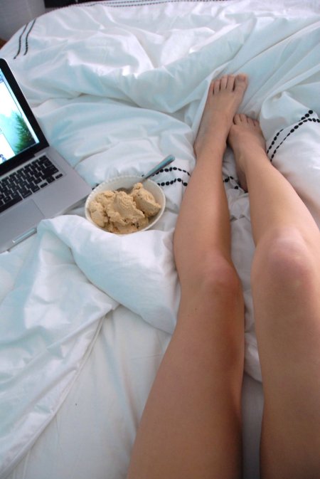 Ноги девушки в кровати