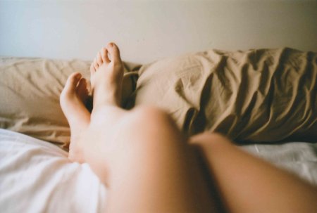 Красивые ноги девушек в постели