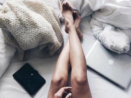 Ноги девушки в кровати