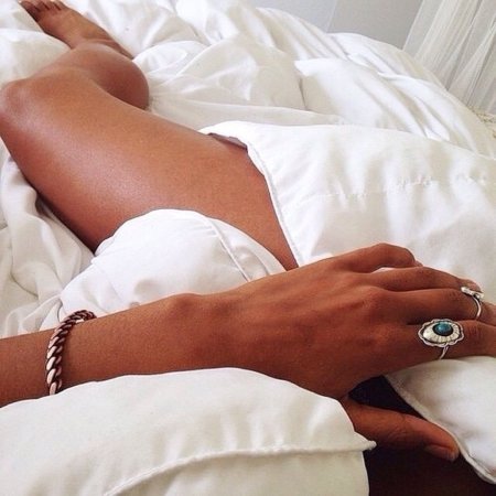 Ноги девушки в кровати