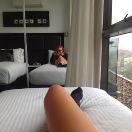 Ноги девушки в кровати