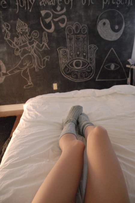 Ножки девушки в кровати