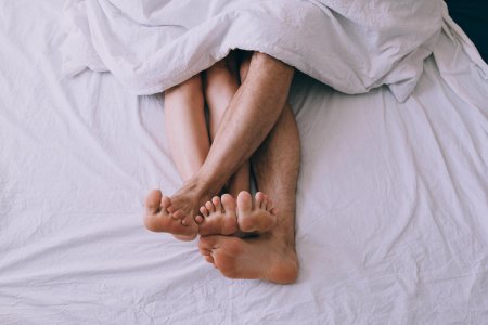 Ноги под одеялом