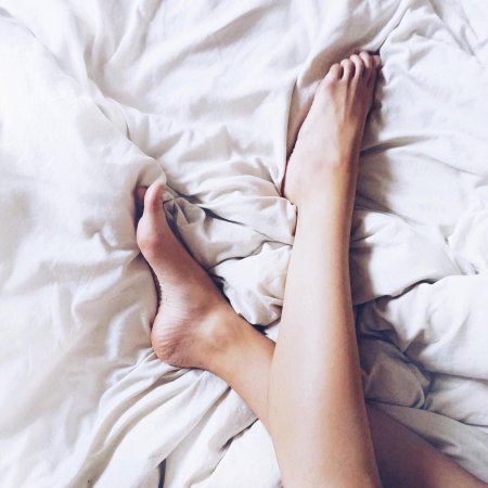 Красивые женские ноги в постели