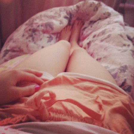 Ноги девушки в кровати