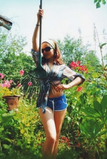 Девушка на даче летом