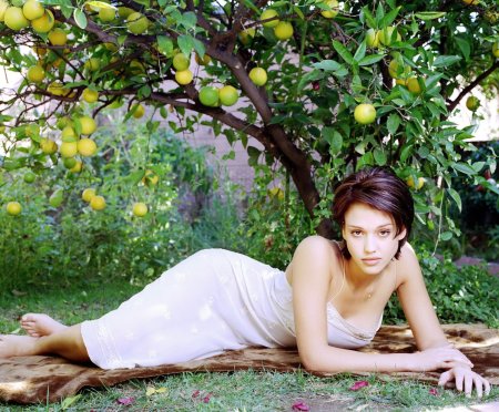 Красивые девушки на даче