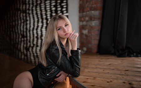 Блондинка в кожаной куртке