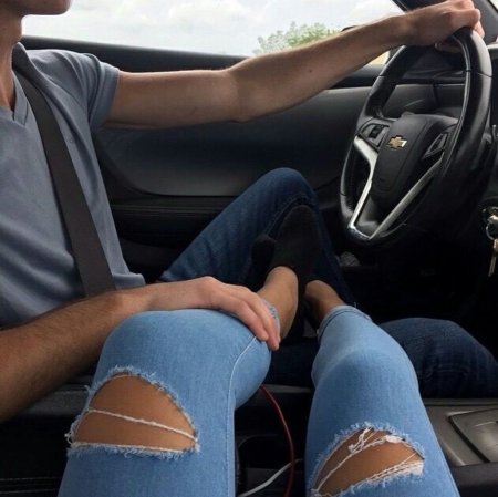 Парень с девушкой в мвшиее