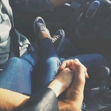 Пареньс девушкозв машине