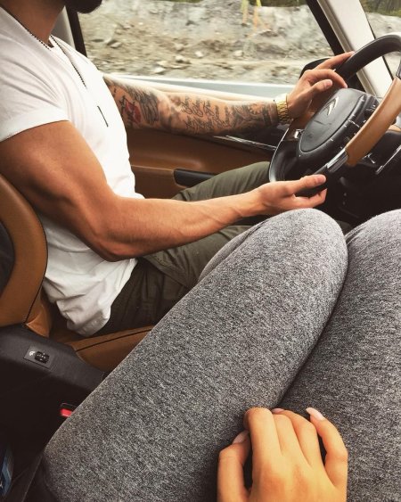 Женские и мужские ноги в машине