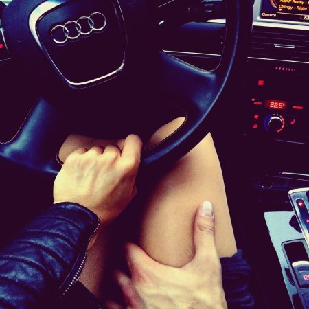 Парень сидевушкой в машине