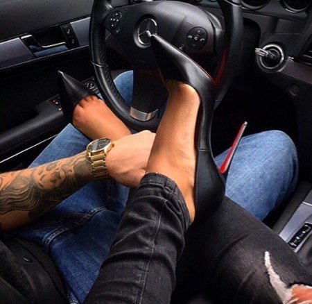 Женские и мужские ноги в машине