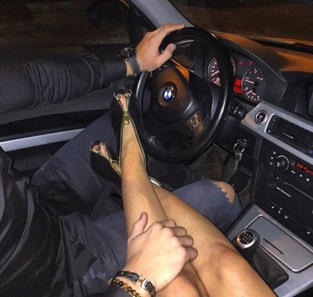 Пареньс девушкозв машине