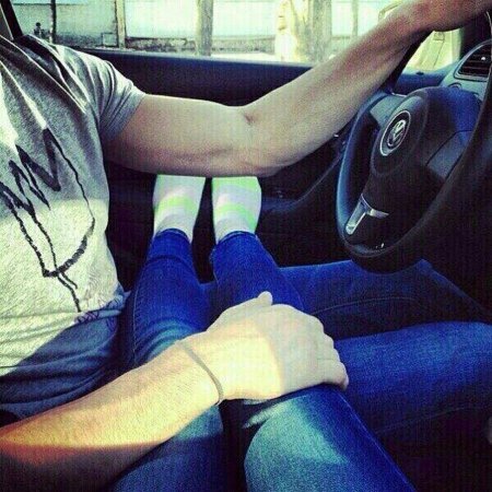 Парень сидевушкой в машине