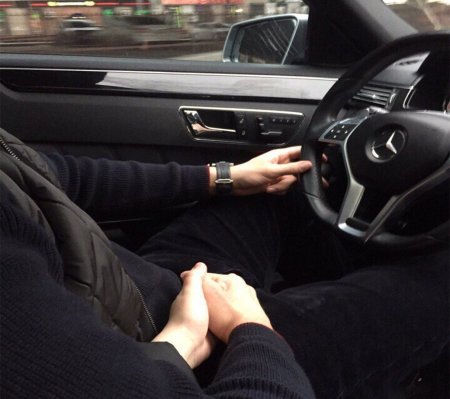 Парень с девушкой в авто