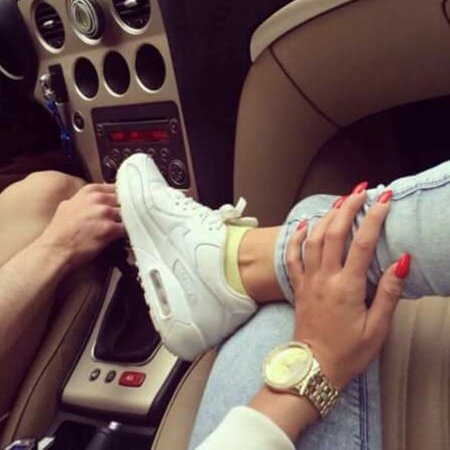 Ноги на парне в машине