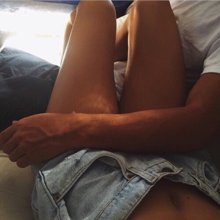 Ноги мужчины и женщины в постели