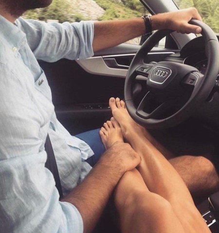 Парень с девушкой в машине