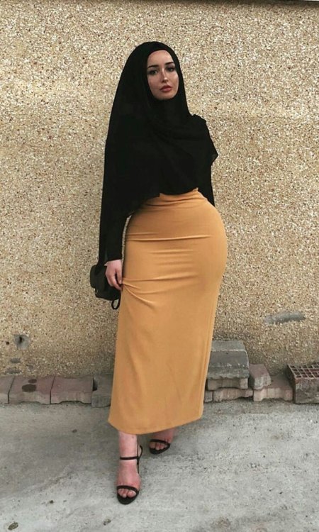 Женщина в хиджабе обтягивающий