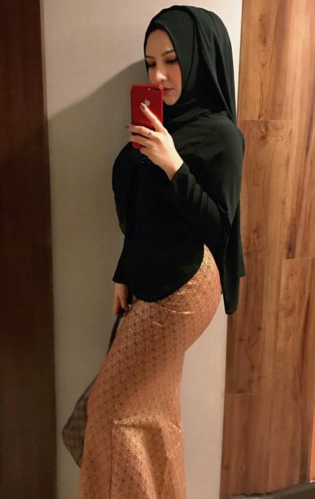 Девушка в хиджабе в обтягивающем платье