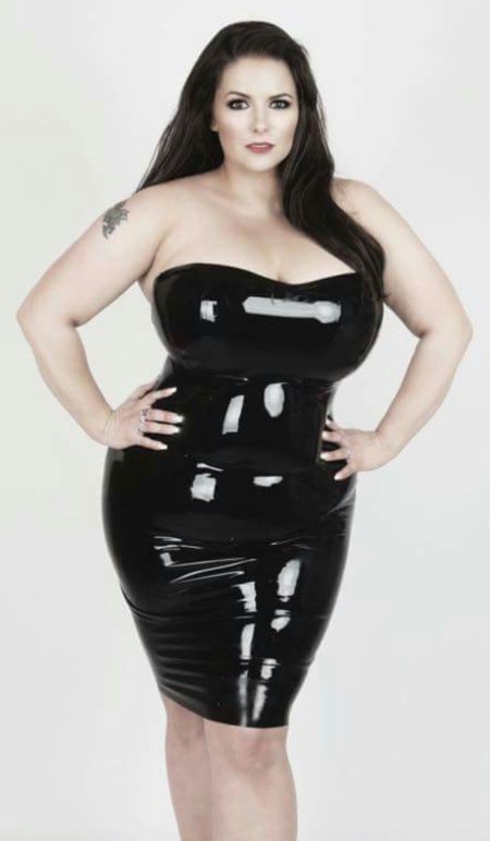 Толстая женщина в латексе