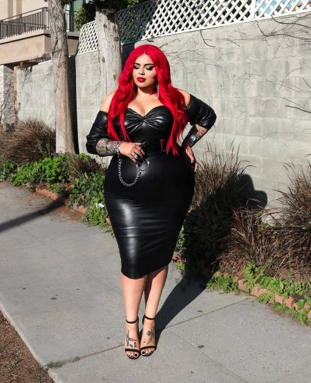 Толсушкатв обтягивающем платье