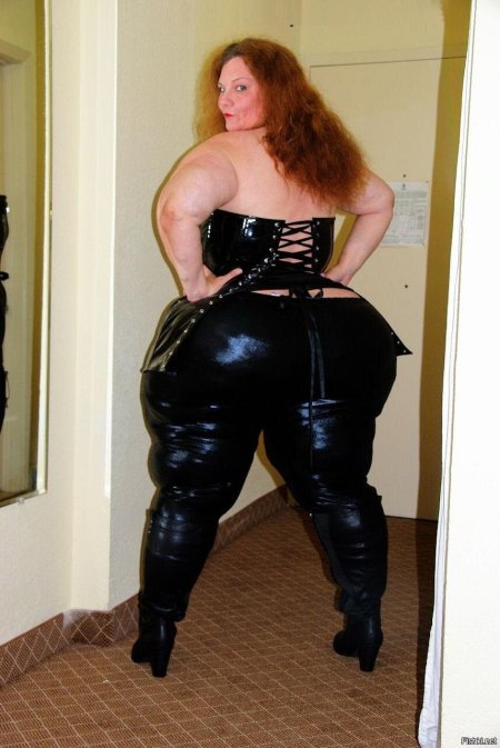 Толстая женщина в латикс