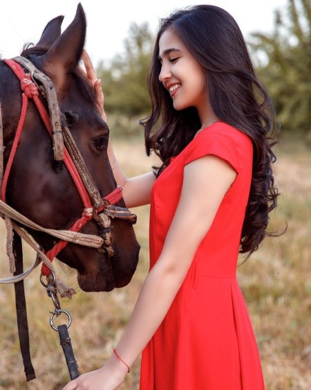 Xotinim porno fotosuratda oz mushukini begonaga korsatdi.