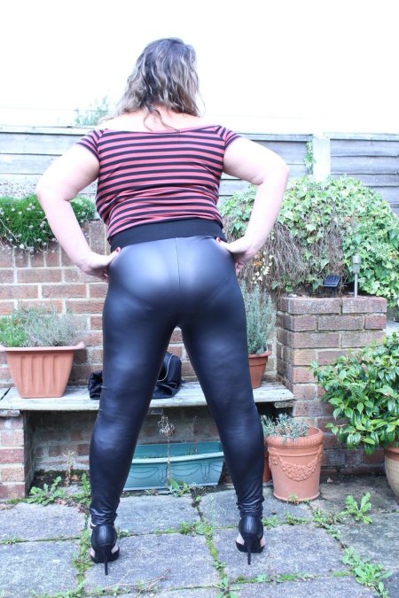 Взрослые женщины в леггинсах