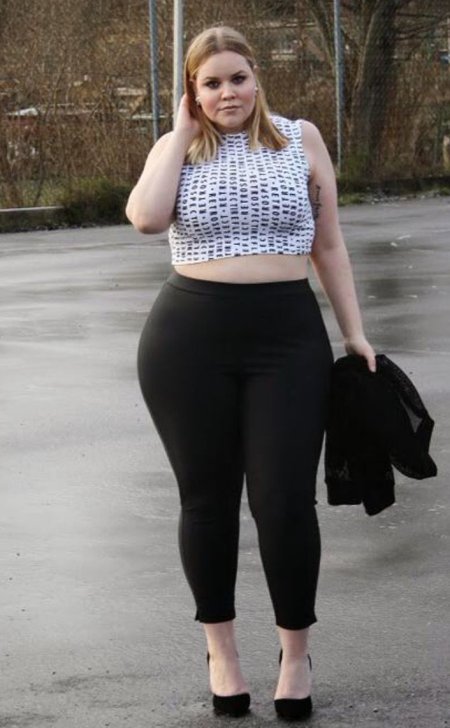 Толстые женщины в леггинсах