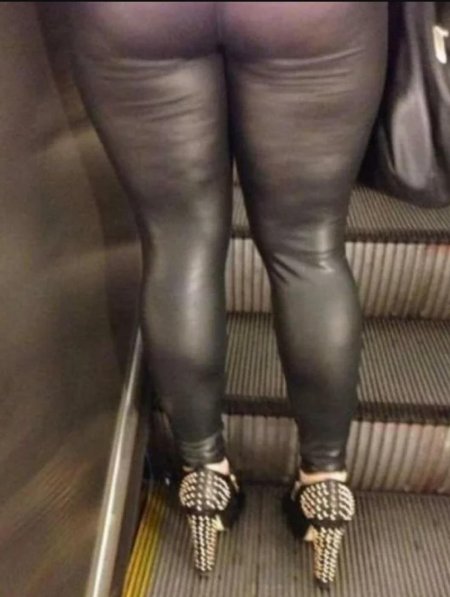 Толстая женщина в леггинсах