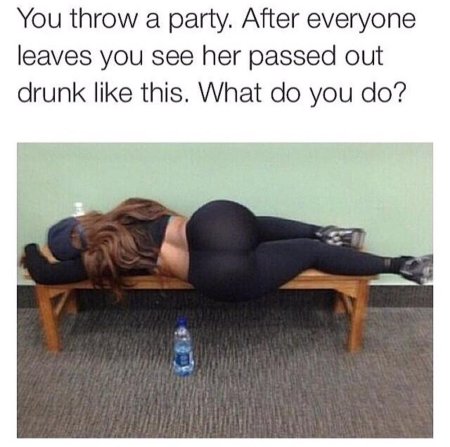 Спит в леггинсах