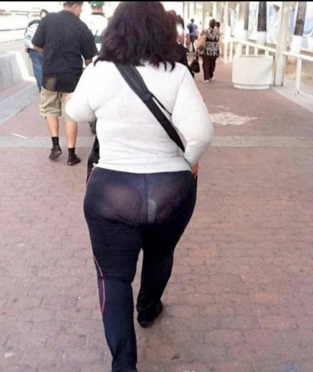 Толстая женщина в леггинсах
