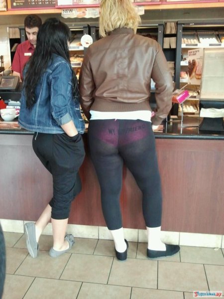 Женщины в прозрачных леггинсах