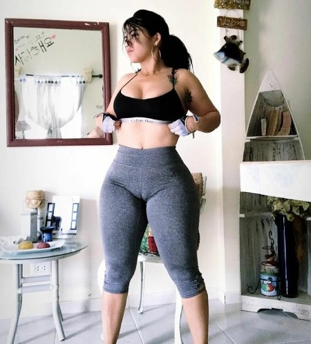 Широкие бедра в лосинах