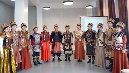 Дефиле в национальных костюмах