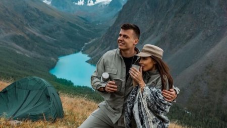 Девушка в горах Алтая