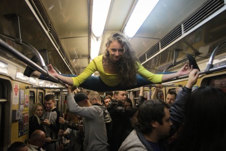 Красивые девушки в общественном транспорте