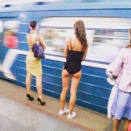 Девушки в юбках в метро