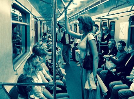 Девушка в вагоне метро