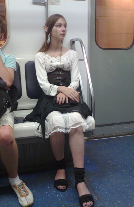 Симпатичные девушки в метро