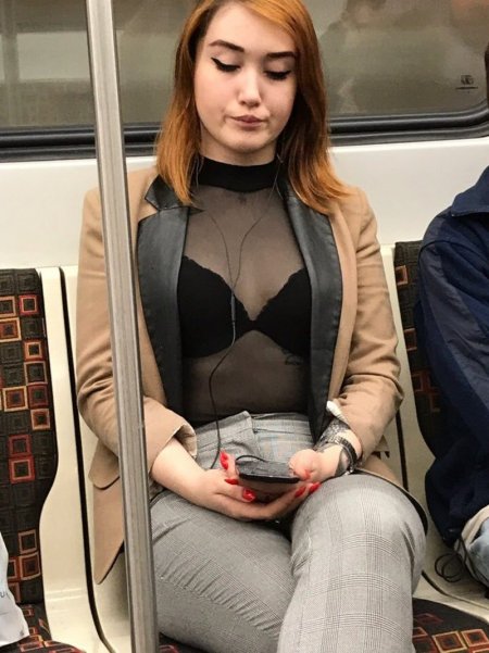 Рыжая девушка в метро