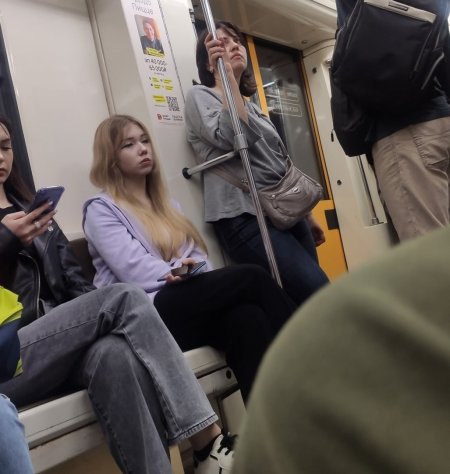 Девочка в метро